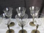 Zes schattige glaasjes op gekleurde voet., Ophalen