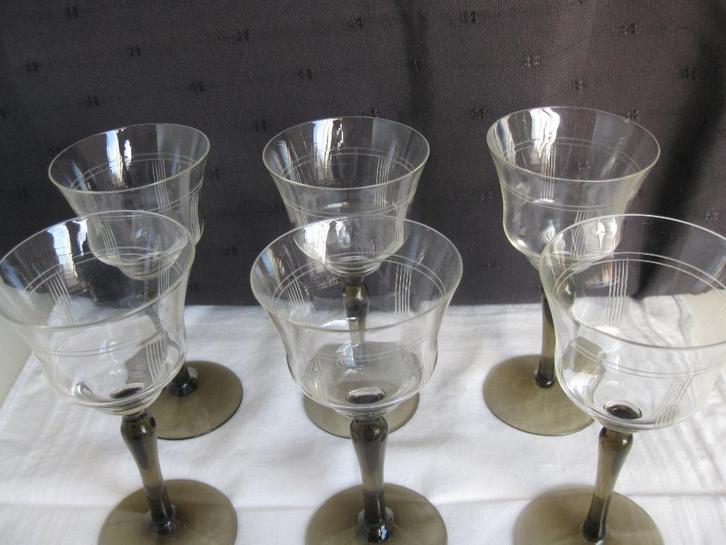 Zes schattige glaasjes op gekleurde voet., Antiek en Kunst, Antiek | Servies compleet, Ophalen