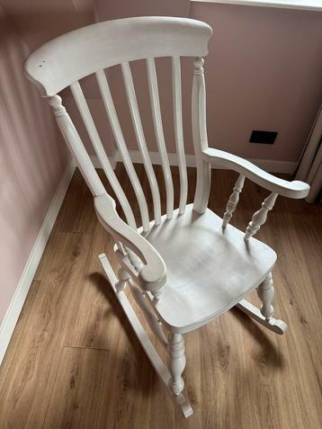 Houten schommelstoel beschikbaar voor biedingen