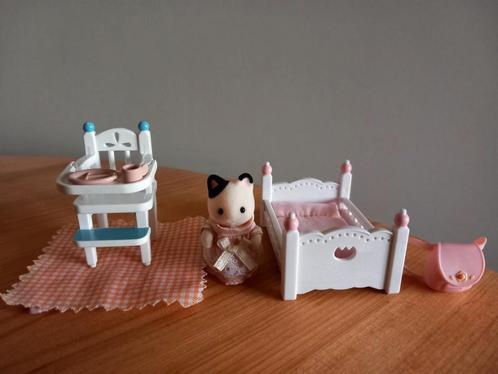 Sylvanian families babykat/bed/kinderstoel, Kinderen en Baby's, Speelgoed | Poppenhuizen, Zo goed als nieuw, Ophalen of Verzenden