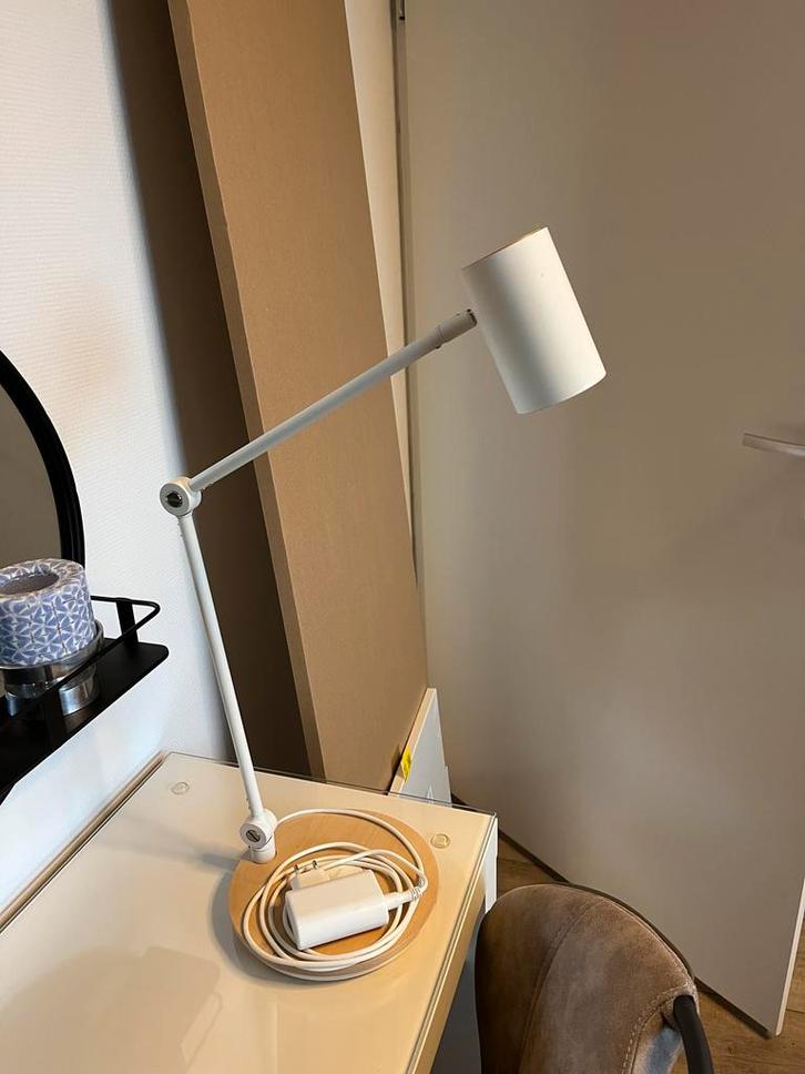 IKEA Nimane Bureaulamp met Draadloze Oplader, Huis en Inrichting, Lampen | Tafellampen, Zo goed als nieuw, 50 tot 75 cm, Metaal