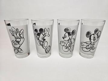 4 disney glazen. 3 x mickey mouse glas en 1 x daisy glas beschikbaar voor biedingen