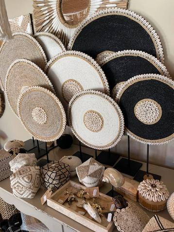 Div kleuren Kralen schelpenornamenten op standaard beschikbaar voor biedingen