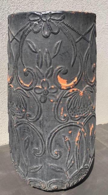 grote XL hoge 57cm terracotta bloempot 3d motief vaas beschikbaar voor biedingen