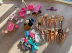 Partijtje oude Barbies, kleding en meubeltjes, Ophalen of Verzenden, Gebruikt, Barbie