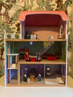 Poppenhuis met poppetjes en meubels, Ophalen, Zo goed als nieuw, Poppenhuis