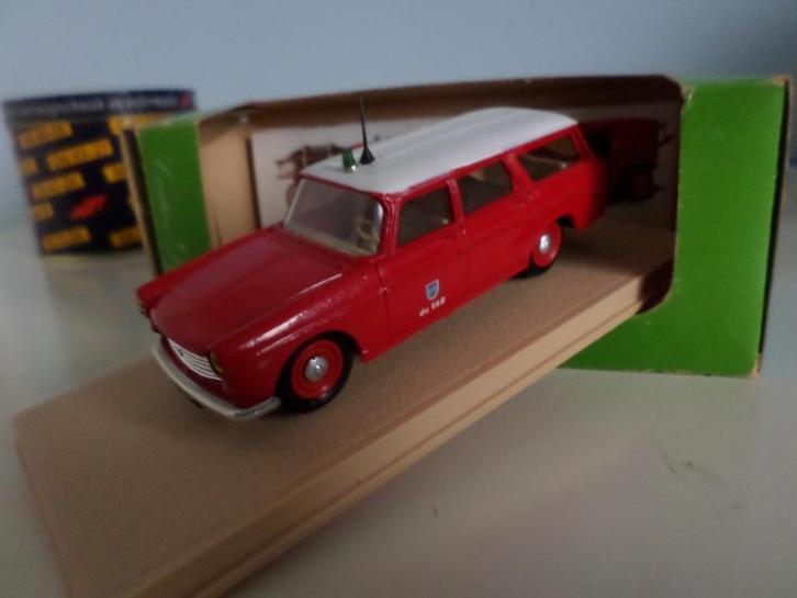 PEUGEOT 404 BREAK van 1964  DU Pompiers voor de Sint €12,50, Hobby en Vrije tijd, Modelauto's | 1:43, Nieuw, Auto, Overige merken