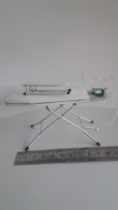 Strijkplank, schaal 1op12, poppenhuis miniatuur., Verzamelen, Poppenhuizen en Toebehoren, Nieuw, Poppenhuis, Ophalen of Verzenden