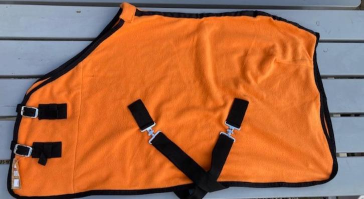 Fleecedeken oranje met singels Maat 75 - 110, Dieren en Toebehoren, Paarden en Pony's | Dekens en Dekjes, Nieuw, Deken, Ophalen of Verzenden