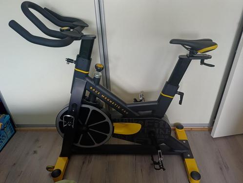 Fit Bike Race Magnetic Pro mét nieuwe fietscomputer, Sport en Fitness, Fitnessapparatuur, Zo goed als nieuw, Spinningfiets, Benen