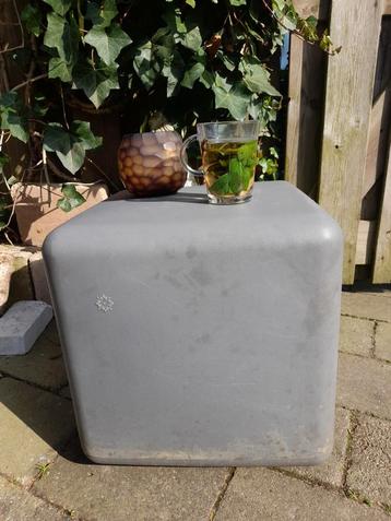 Italiaans design tuintafeltje beschikbaar voor biedingen
