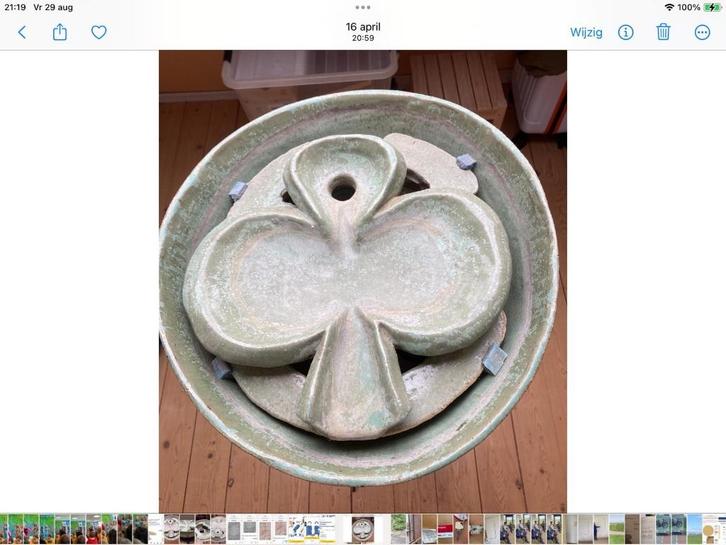 Schaal met fontein en waterpomp, Huis en Inrichting, Woonaccessoires | Schalen en Manden, Gebruikt, Schaal, Rond, Steen of Aardewerk