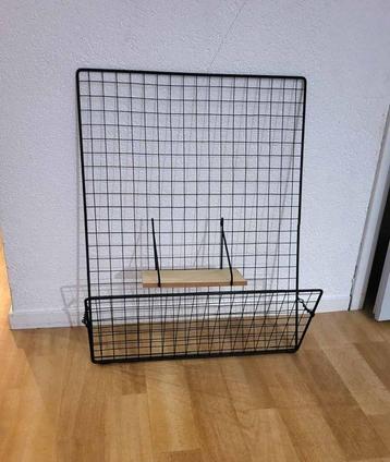 Zwart metalen wandrek met houten plankje beschikbaar voor biedingen
