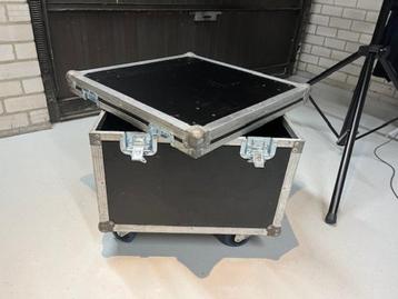 Flightcase / Kabel case afm. ca. 60x60x40 cm met blue wheels beschikbaar voor biedingen