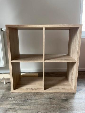 Boeken-vakkenkast beschikbaar voor biedingen