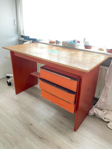 Klein Bureau met 3 laden beschikbaar voor biedingen