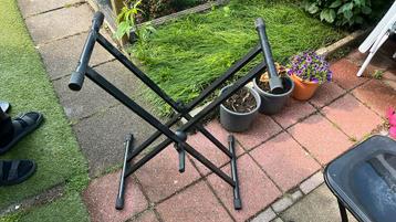 Piano stand beschikbaar voor biedingen
