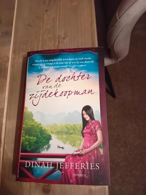 Dinah Jefferies - De dochter van de zijdekoopman, Boeken, Literatuur, Zo goed als nieuw, Nederland, Ophalen of Verzenden