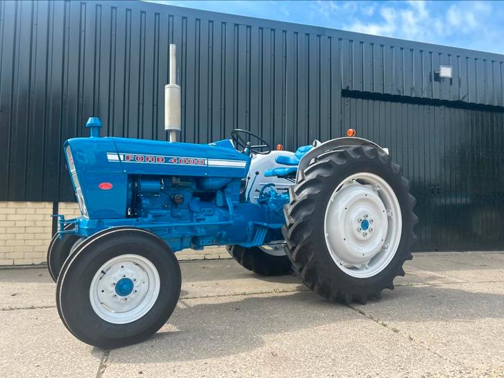 2x Gerestaureerde Ford 4000. Ford 2000 Smalspoor, Zakelijke goederen, Agrarisch | Tractoren, 5000 tot 7500, Ford, tot 80 Pk, Oldtimer