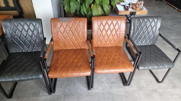 Eetkamerstoelen, gratis af te halen beschikbaar voor biedingen