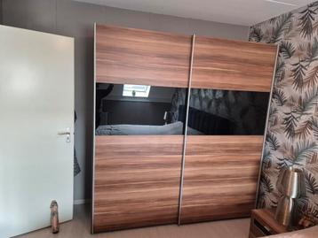 Grote Kledingkast met Schuifdeuren beschikbaar voor biedingen