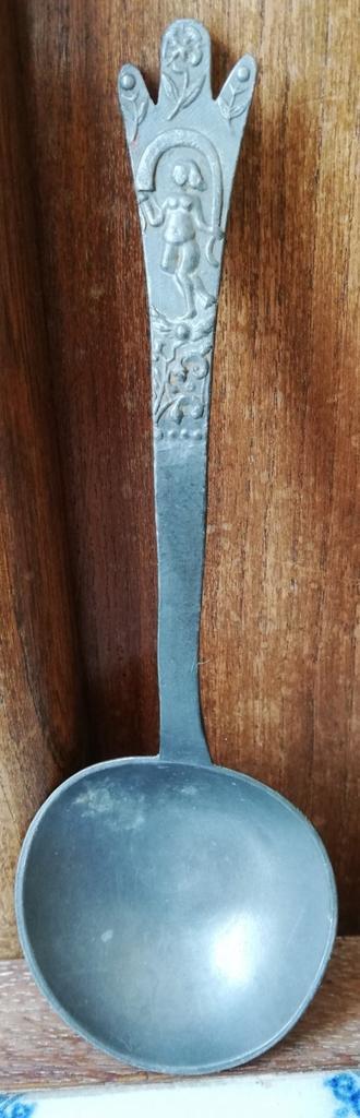 Tin. Lepel. Naakte dame/floraal. Merkstemp. 18 cm. Ca 1750.  beschikbaar voor biedingen