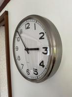 RVS Wandklok 32 cm met duidelijke tijdsaanduiding, Ophalen of Verzenden, Zo goed als nieuw