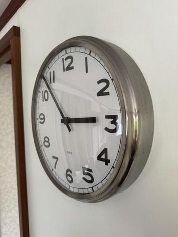 RVS Wandklok 32 cm met duidelijke tijdsaanduiding beschikbaar voor biedingen