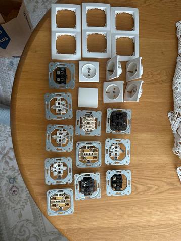 Stopcontacten, Schakelaars en Afdekramen - Zo goed als nieuw beschikbaar voor biedingen