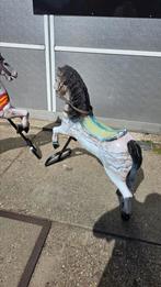 2 antieke houten draaimolen paarden, Ophalen