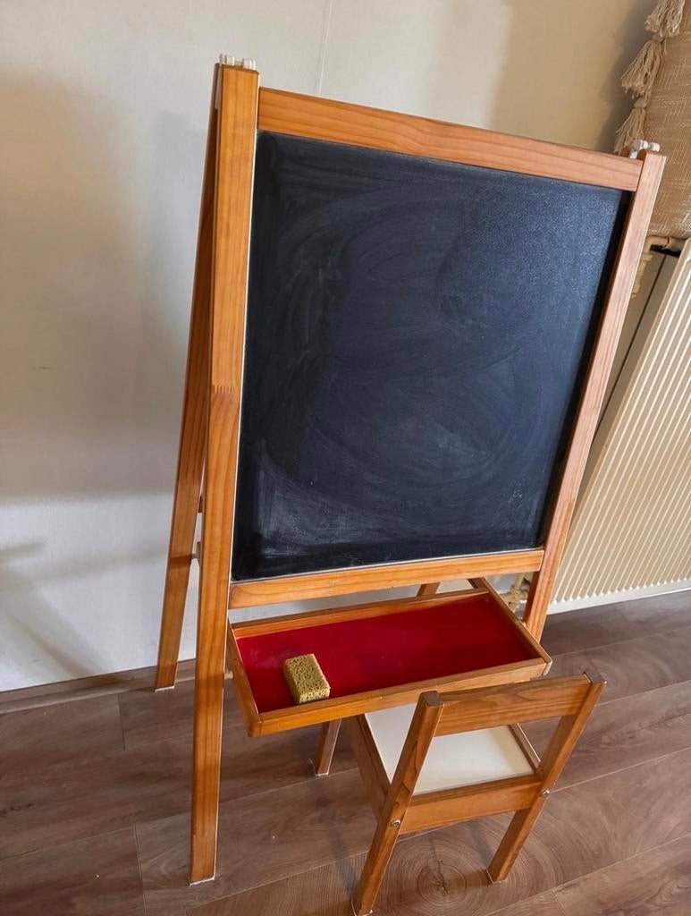 Kinder schoolbord + 2 stoeltjes + krijtjes –zeer goede staat, Ophalen, Krijtbord