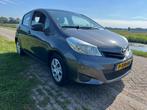 Toyota Yaris 1.0 Vvt-i 5-DRS 2013 Grijs Airco, Auto's, 750 kg, 960 kg, Bedrijf, Handgeschakeld