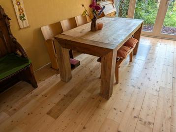 Houten Eettafel beschikbaar voor biedingen