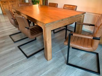Teakhouten tafel beschikbaar voor biedingen