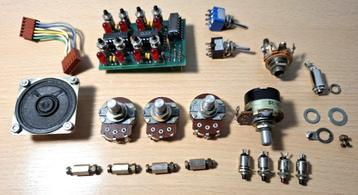 Diverse kleine elektronica-componenten en inbouw kastje beschikbaar voor biedingen