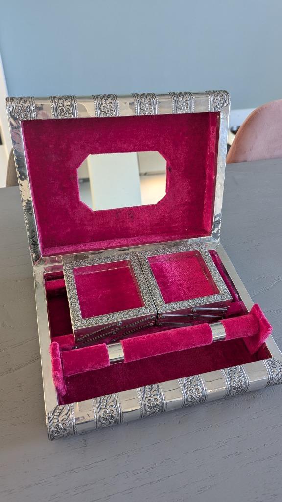 Mooie metalen sierradendoos, met rode binnenkant, Sieraden, Tassen en Uiterlijk, Beautycases, Gebruikt, Hardcase, Overige kleuren