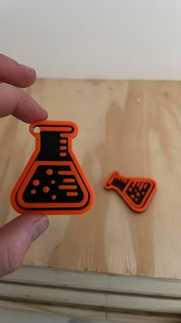 2 sleutel hangers beschikbaar voor biedingen