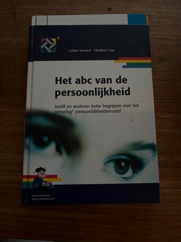 Het abc van de persoonlijkheid beschikbaar voor biedingen