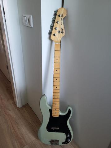 Basgitaar Maya Electric Bass (opknapper) beschikbaar voor biedingen