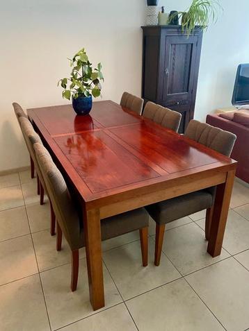 Zespersoons eettafel met stoelen beschikbaar voor biedingen