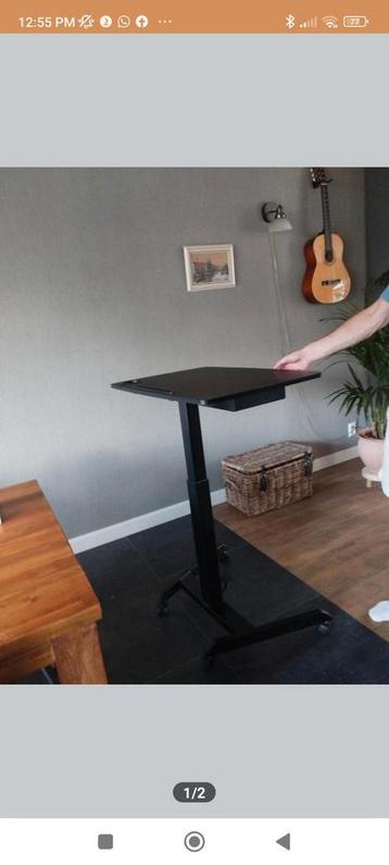 Een verstelbaar bureau  beschikbaar voor biedingen
