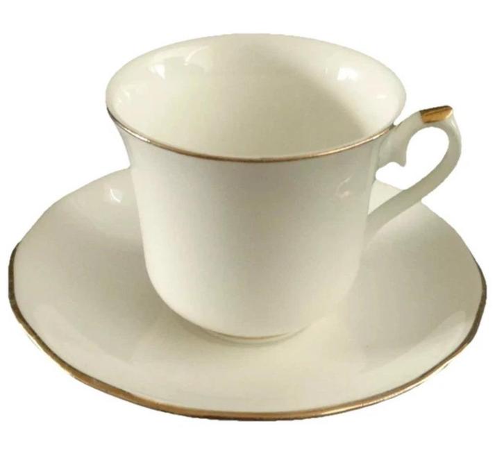 Queen Anne kop en schotel wit goud rand 15cl vintage Engelan, Huis en Inrichting, Keuken | Servies, Zo goed als nieuw, Kop(pen) en/of Schotel(s)