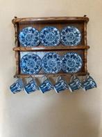 Houten wandrek met kop en schotels, Ophalen