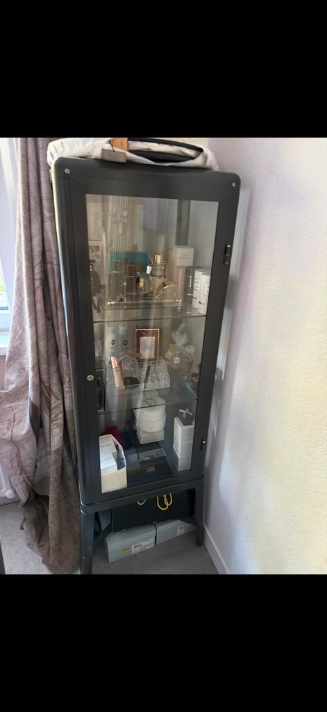 Een leuke vittonekast van de ikea van Fabrikor, Huis en Inrichting, Kasten | Vitrinekasten, Ophalen of Verzenden