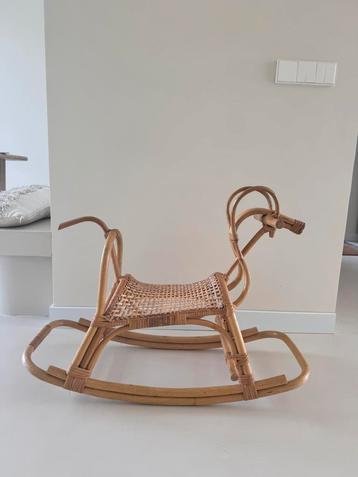 Vintage rotan hobbelpaard  beschikbaar voor biedingen