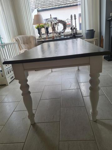 Eetkamer tafel met salon tafel plus bijzettafeltjes beschikbaar voor biedingen