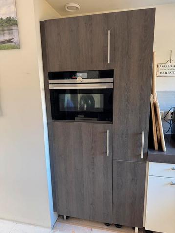 Keukengedeelte combi-magnetron &  koelkast & kastruimte beschikbaar voor biedingen