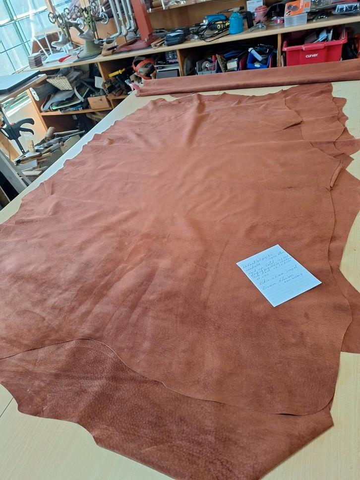 Hele mooie AA KWALITEIT pigskin, cognac kleur, Hobby en Vrije tijd, Stoffen en Lappen, Nieuw, Leer of Kunstleer, 30 tot 120 cm