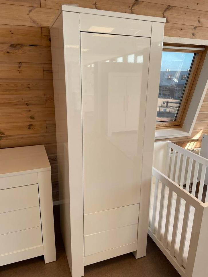 Kast hoogglans wit Outlet, Kinderen en Baby's, Kinderkamer | Commodes en Kasten, Zo goed als nieuw, 105 cm of meer, 100 cm of meer