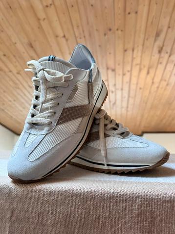 Zo goed als nieuwe gympen maat 39 (valt klein) beschikbaar voor biedingen